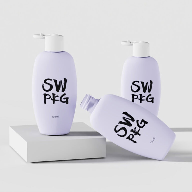 Drie flesjes lavendelkleurige babyshampoo met klapdeksels op een witte ondergrond.