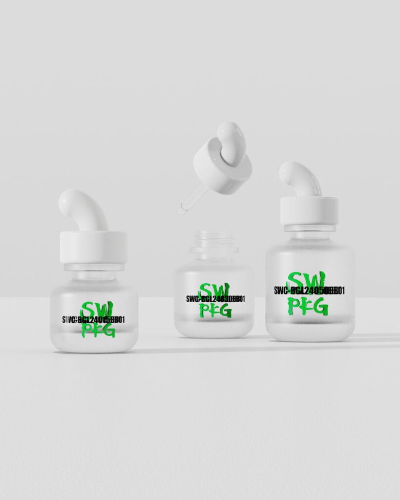 High-quality glass facial serum bottles with droppers for skincare products.
