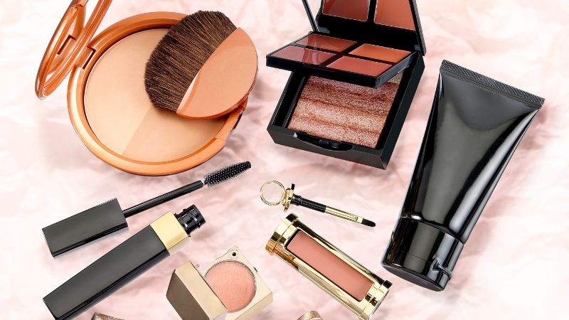 Beauty makeup products including blush, eyeshadow, mascara, and foundation from Somewang Packaging.